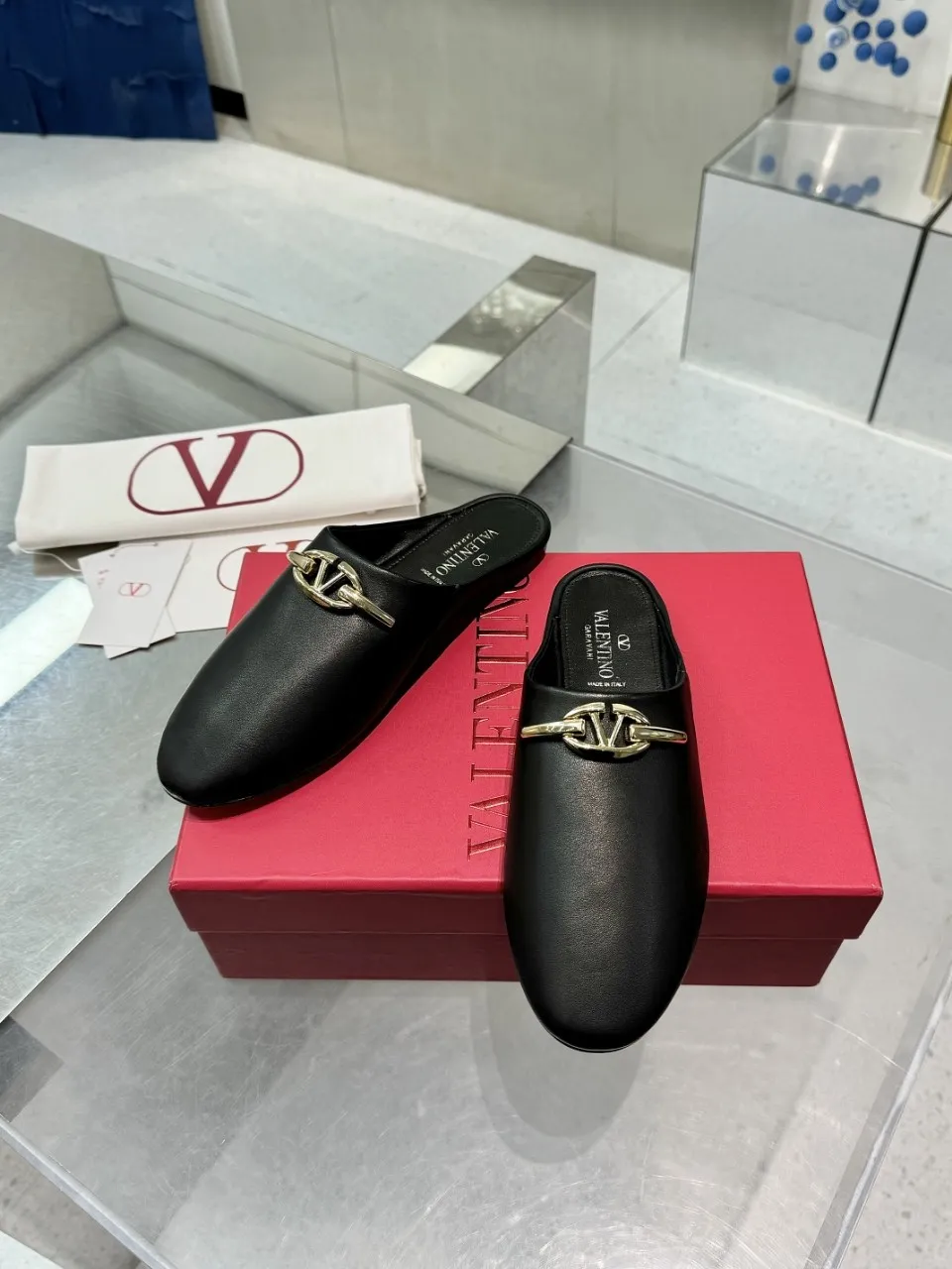 👟👟Ex-factory price 520👟👟 Valentino’s hottest new product in 2025, the new slippers are also easy to wear...😈😈😈 The latest logo buckle Perfectly combined with sexiness❤️‍🔥❤️‍🔥❤️‍🔥❤️‍🔥It is simply the pinnacle of summer fashion💖💖💖💖Original replica Outsole: Italian genuine leather outsole Heel height: Flat heel Size: 35-39 (40 41 42 customization is non-returnable and non-exchangeable)